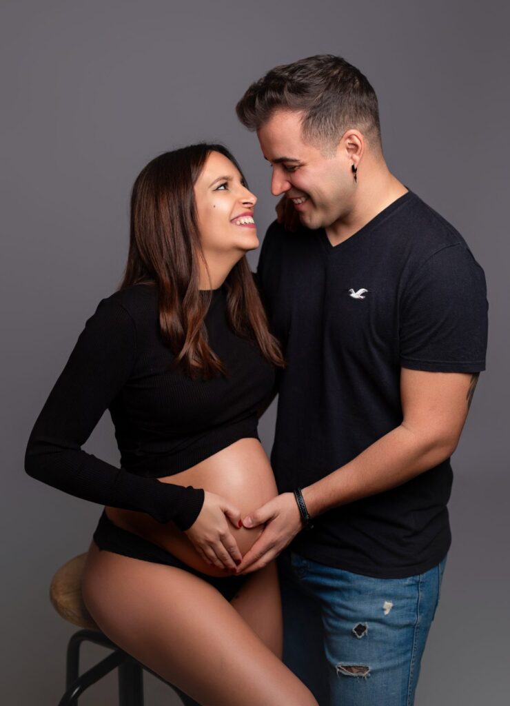 Fotos de embarazo en pareja en estudio en El Escorial
