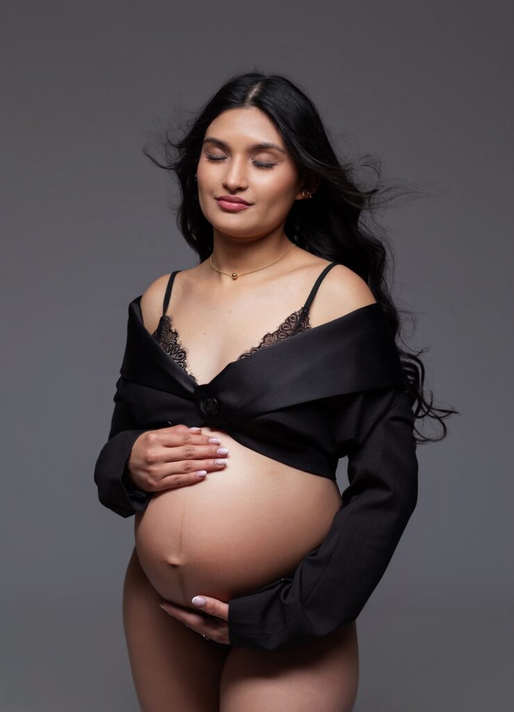 Sesión de maternidad con blazer negro y encaje